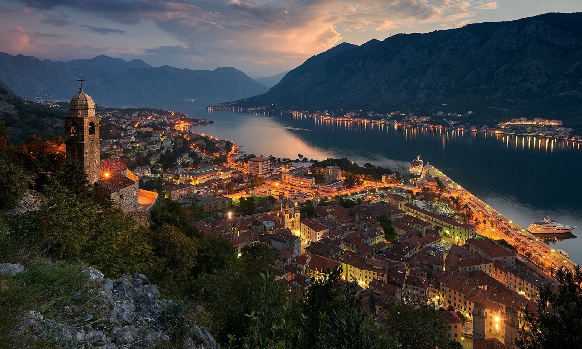Bay view of the city from the mountain